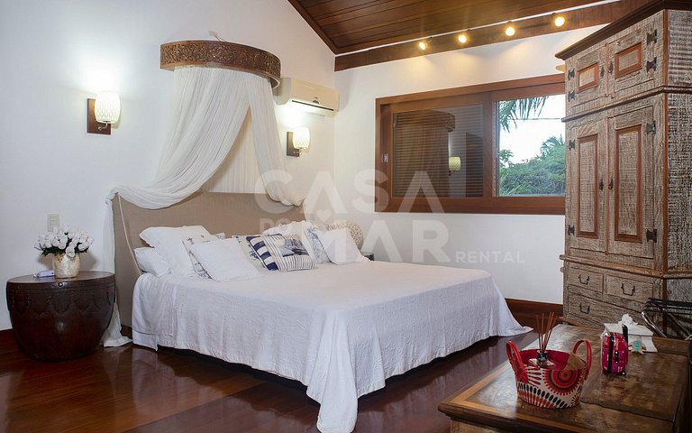 Beautiful Villa with nine large suites, standing on the sand
