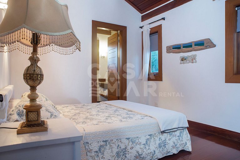 Beautiful Villa with nine large suites, standing on the sand