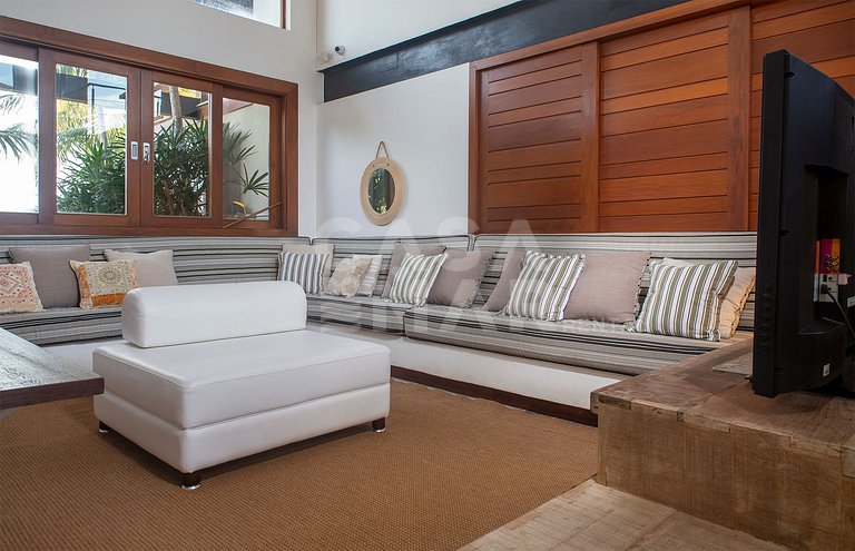 Beautiful Villa with nine large suites, standing on the sand