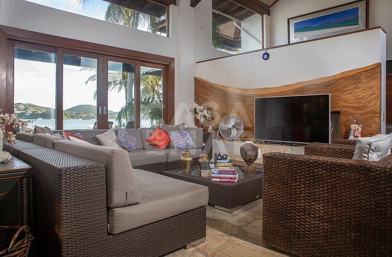 Beautiful Villa with nine large suites, standing on the sand