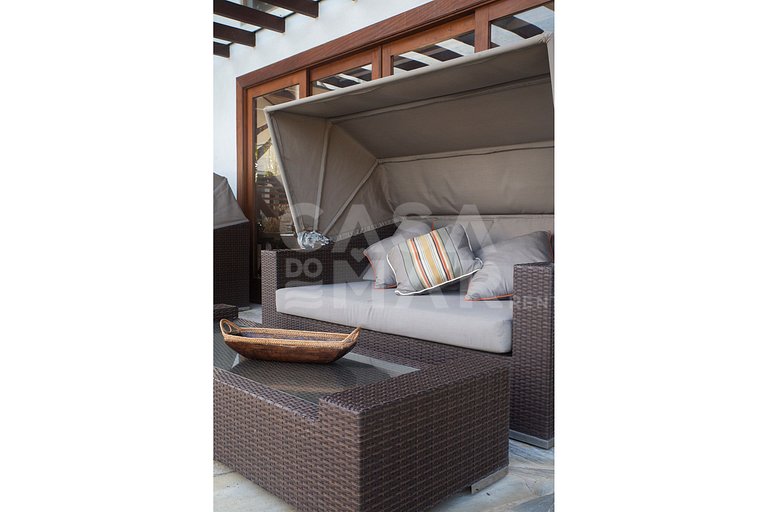 Beautiful Villa with nine large suites, standing on the sand