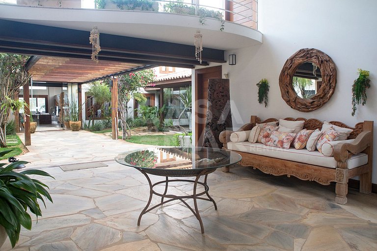 Beautiful Villa with nine large suites, standing on the sand