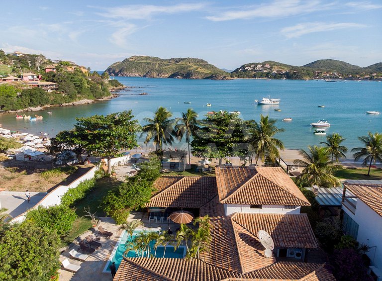 Linda casa com cinco suítes de frente para a praia da Ferrad
