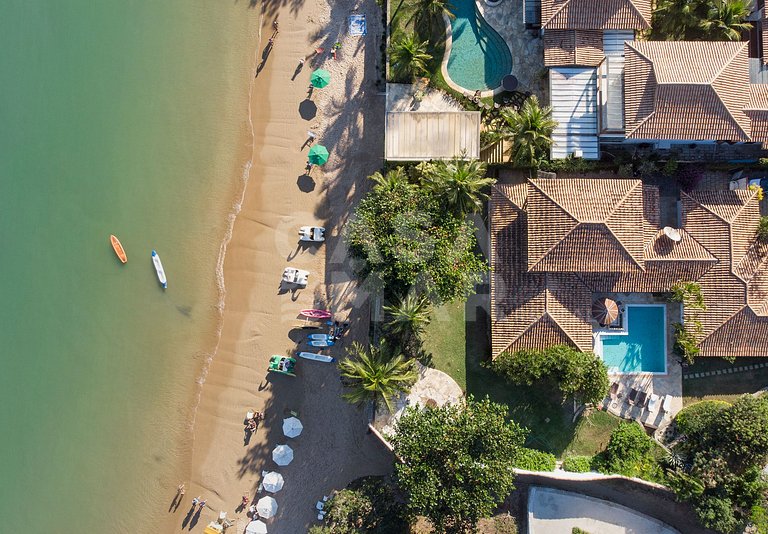 Beautiful house with five suites facing Ferradura beach