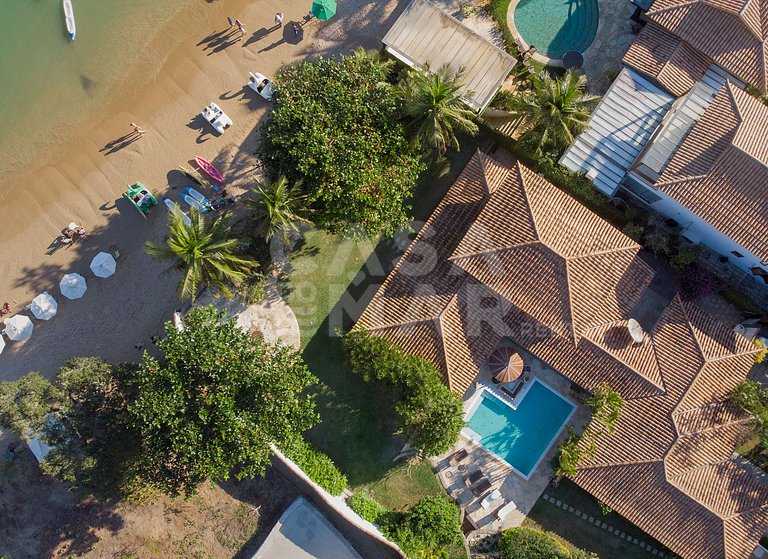 Beautiful house with five suites facing Ferradura beach
