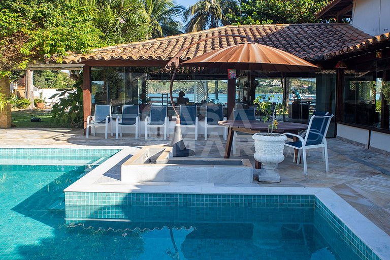 Beautiful house with five suites facing Ferradura beach