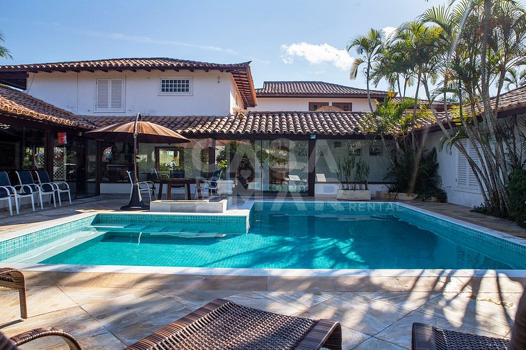 Linda casa com cinco suítes de frente para a praia da Ferrad