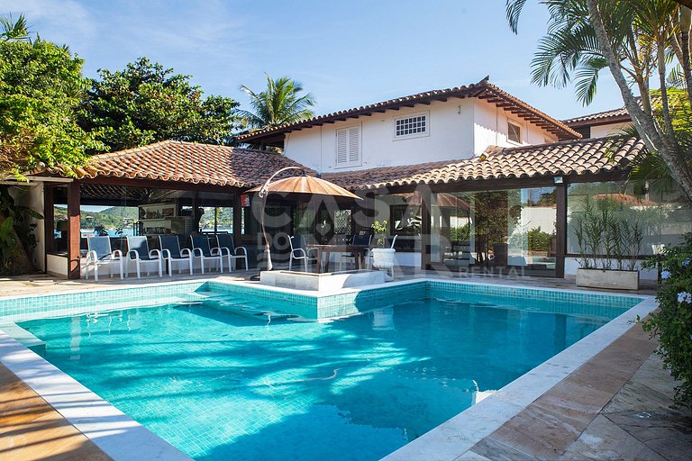 Linda casa com cinco suítes de frente para a praia da Ferrad