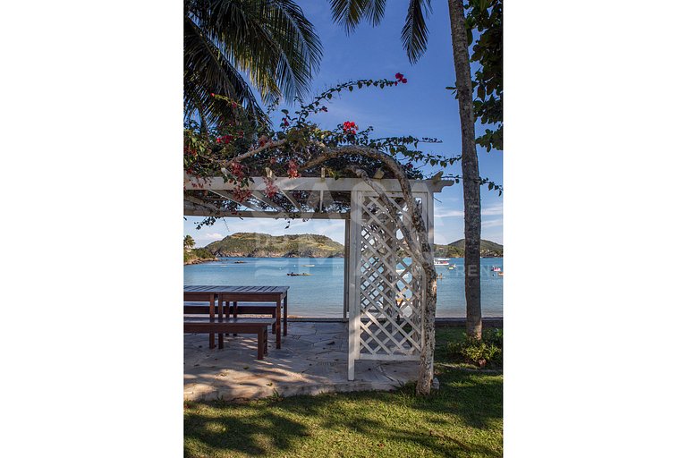 Beautiful house with five suites facing Ferradura beach