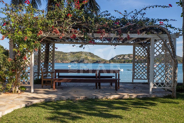 Linda casa com cinco suítes de frente para a praia da Ferrad