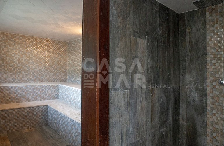 Linda casa com cinco suítes de frente para a praia da Ferrad