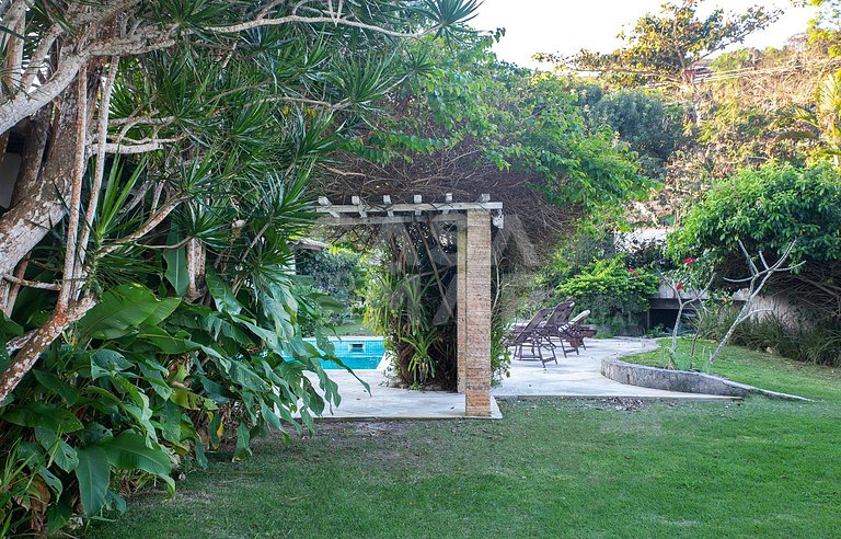 Beautiful house with five suites facing Ferradura beach