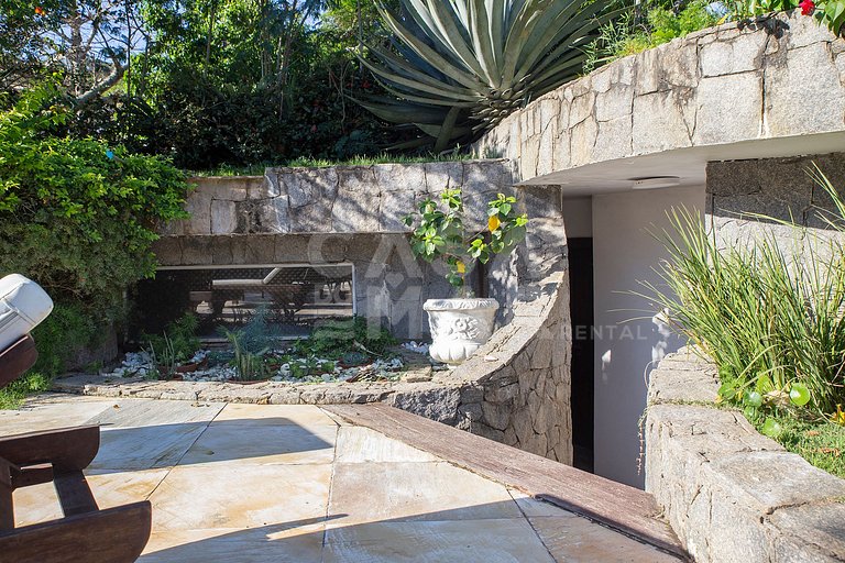 Beautiful house with five suites facing Ferradura beach