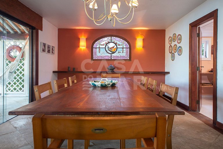 Beautiful house with five suites facing Ferradura beach