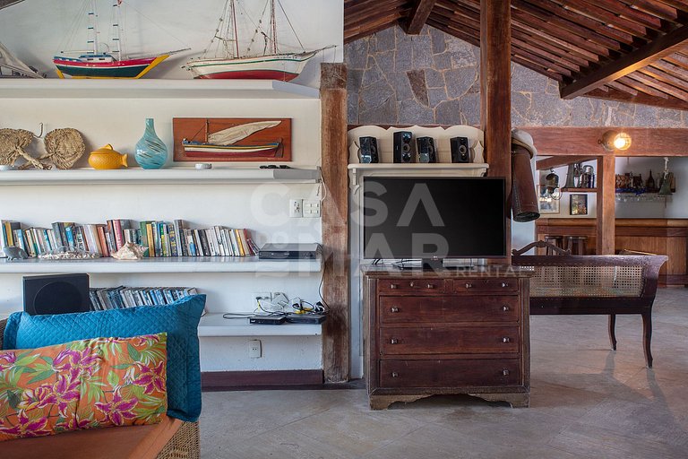 Beautiful house with five suites facing Ferradura beach