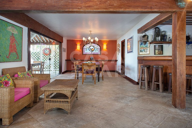 Linda casa com cinco suítes de frente para a praia da Ferrad