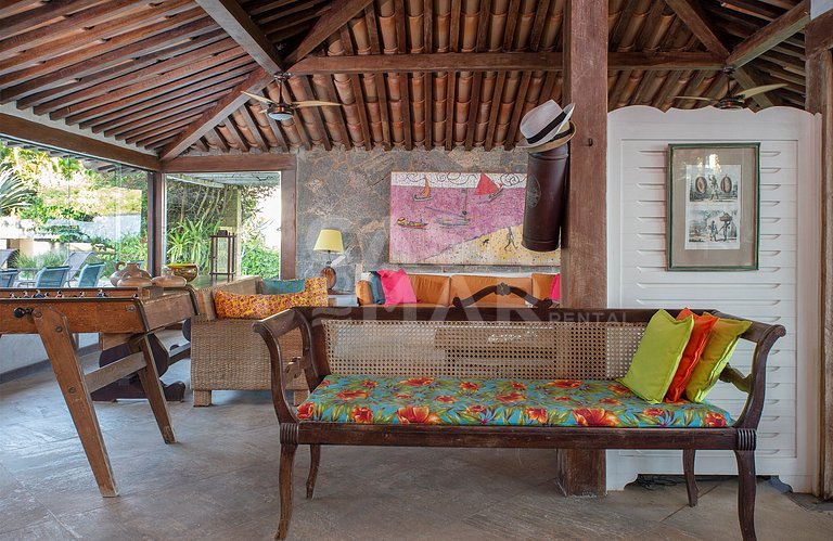 Beautiful house with five suites facing Ferradura beach