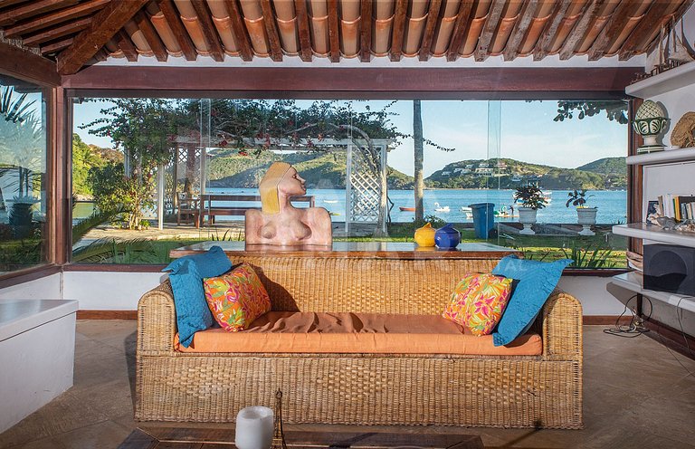 Linda casa com cinco suítes de frente para a praia da Ferrad