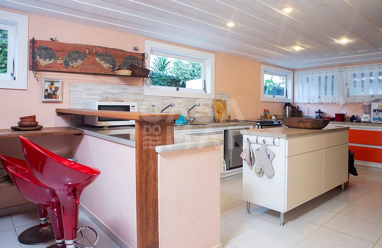 Linda casa com cinco suítes de frente para a praia da Ferrad