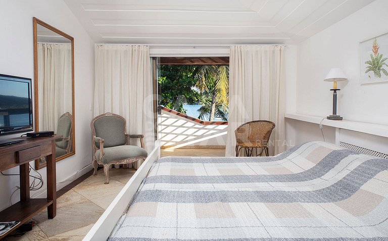 Beautiful house with five suites facing Ferradura beach