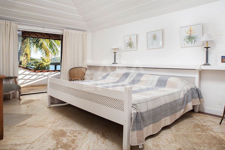 Beautiful house with five suites facing Ferradura beach