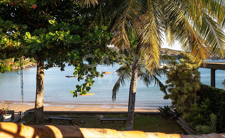 Beautiful house with five suites facing Ferradura beach