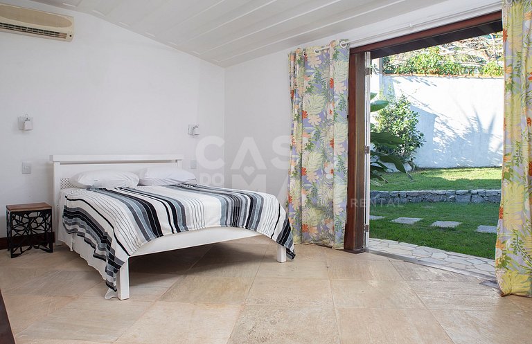 Beautiful house with five suites facing Ferradura beach