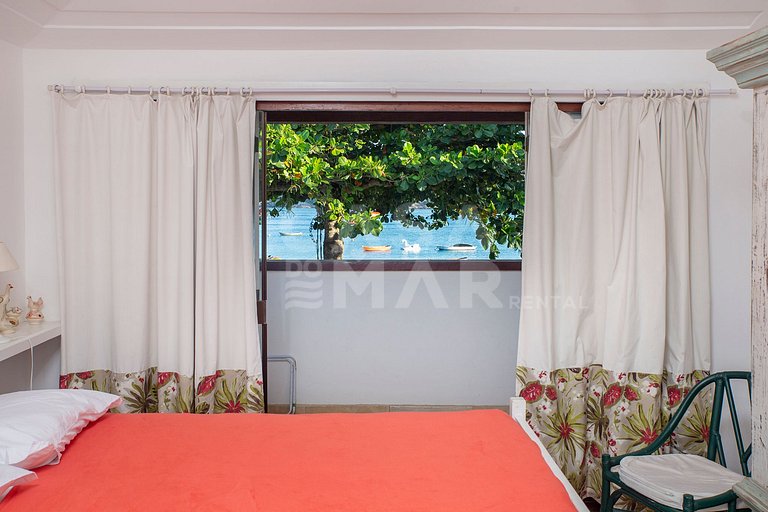 Beautiful house with five suites facing Ferradura beach
