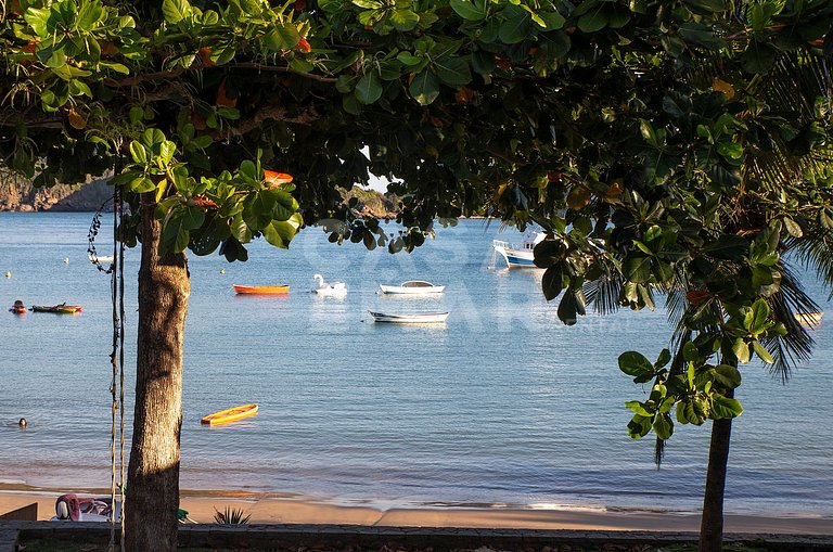 Linda casa com cinco suítes de frente para a praia da Ferrad