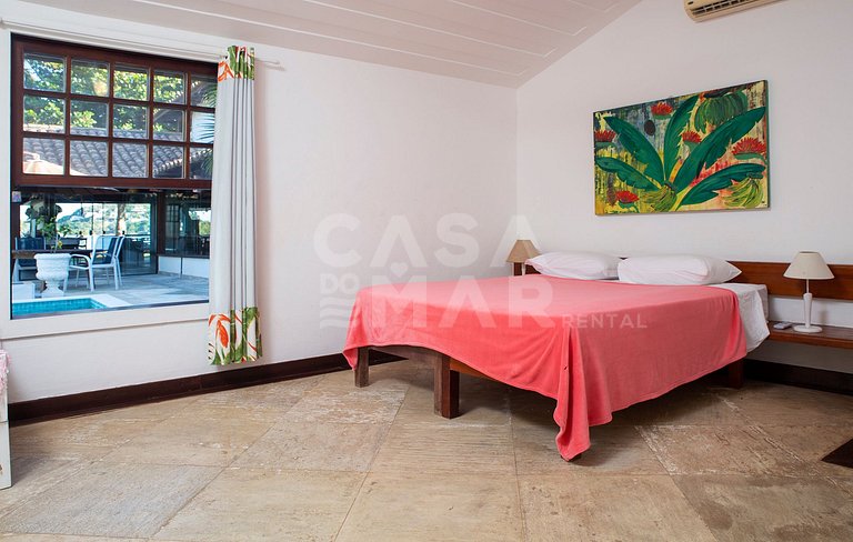 Beautiful house with five suites facing Ferradura beach