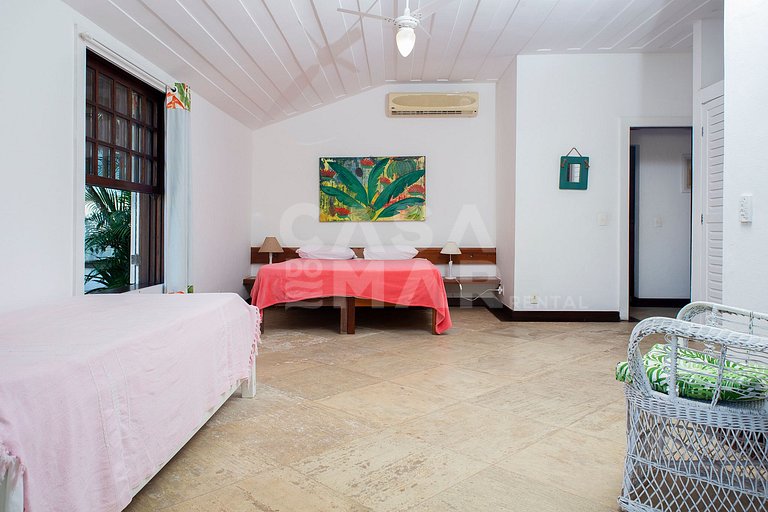 Beautiful house with five suites facing Ferradura beach
