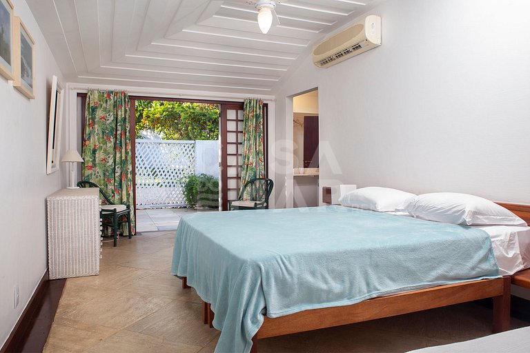 Linda casa com cinco suítes de frente para a praia da Ferrad