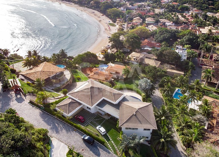 Casa com cinco suítes, em Geribá, em condomínio
