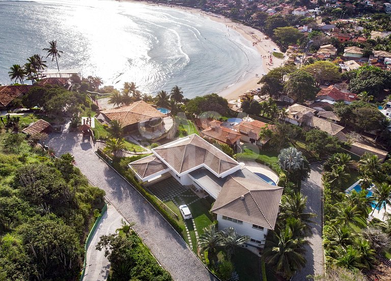 Casa com cinco suítes, em Geribá, em condomínio