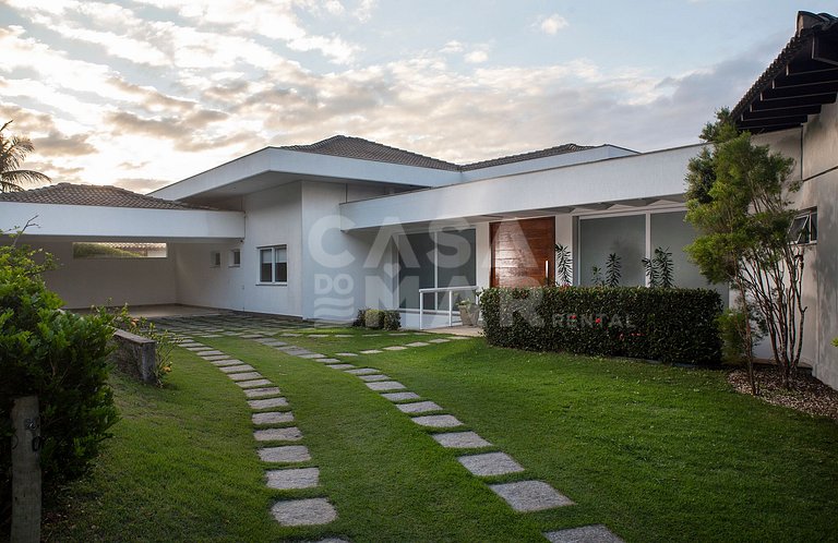 Casa com cinco suítes, em Geribá, em condomínio