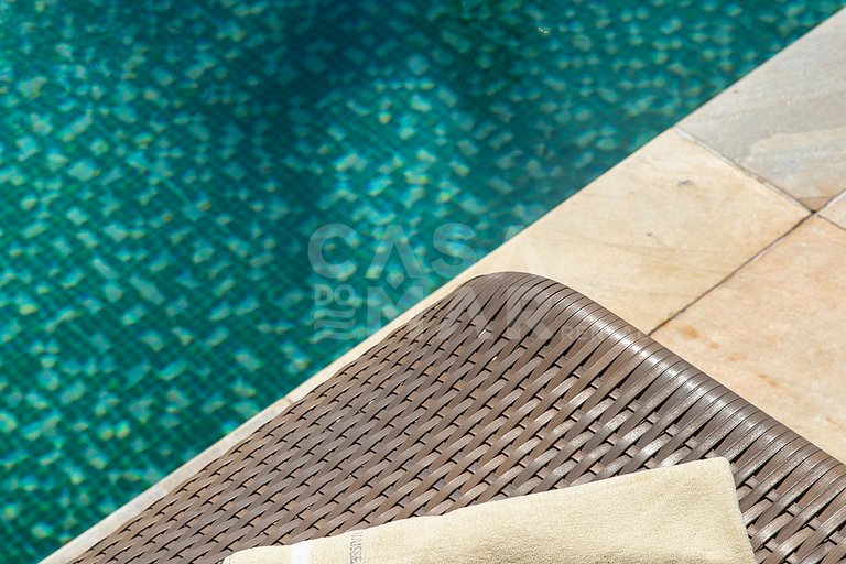 Casa com cinco suítes, em Geribá, em condomínio, com piscina