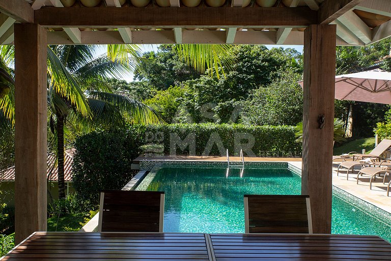 Beautiful villa complete with five suites, in condominium, i