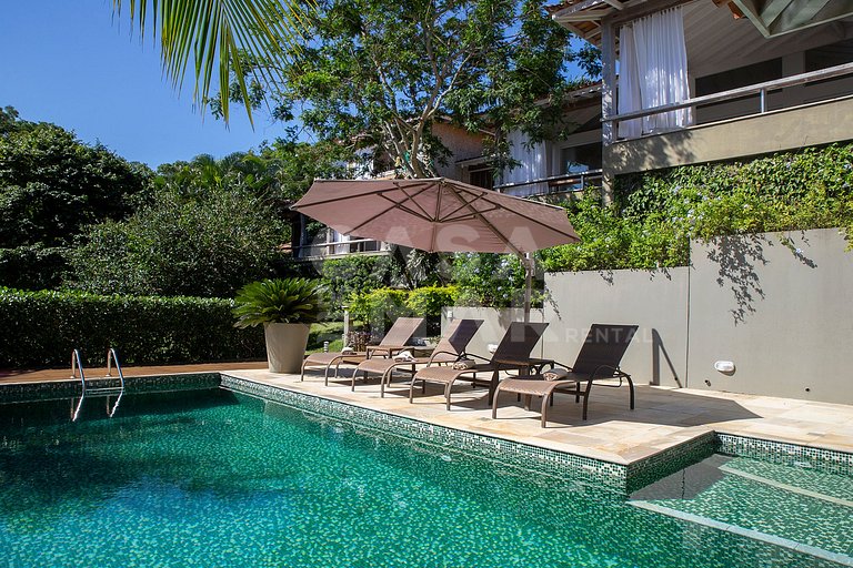 Casa com cinco suítes, em Geribá, em condomínio, com piscina