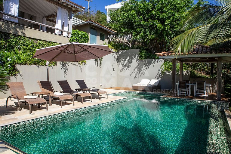 Beautiful villa complete with five suites, in condominium, i