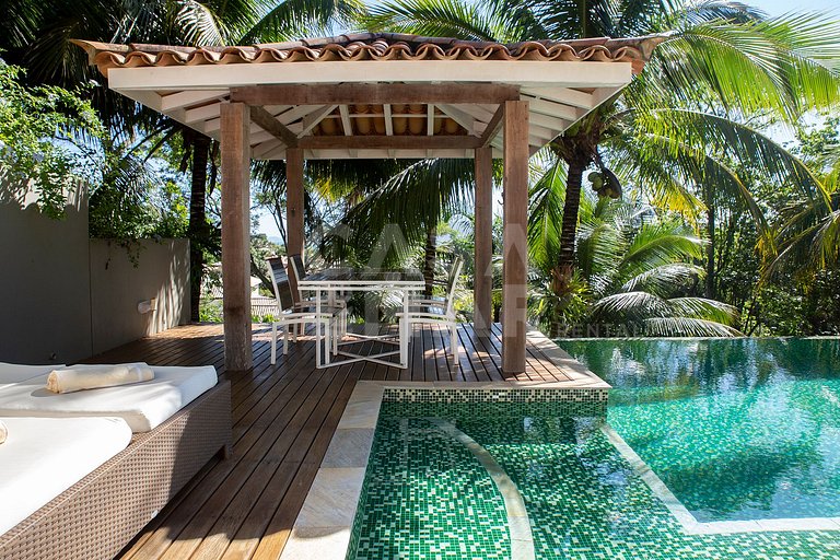 Beautiful villa complete with five suites, in condominium, i