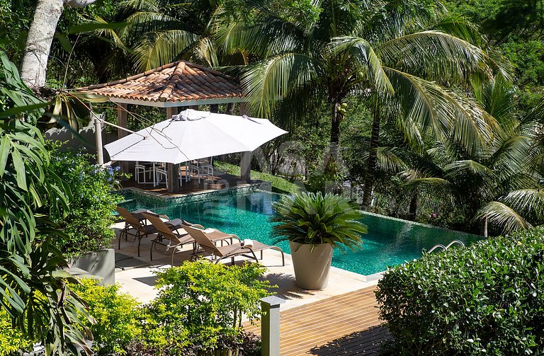 Casa com cinco suítes, em Geribá, em condomínio, com piscina