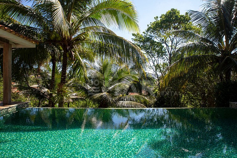 Casa com cinco suítes, em Geribá, em condomínio, com piscina