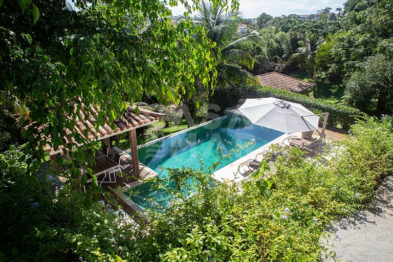 Casa com cinco suítes, em Geribá, em condomínio, com piscina