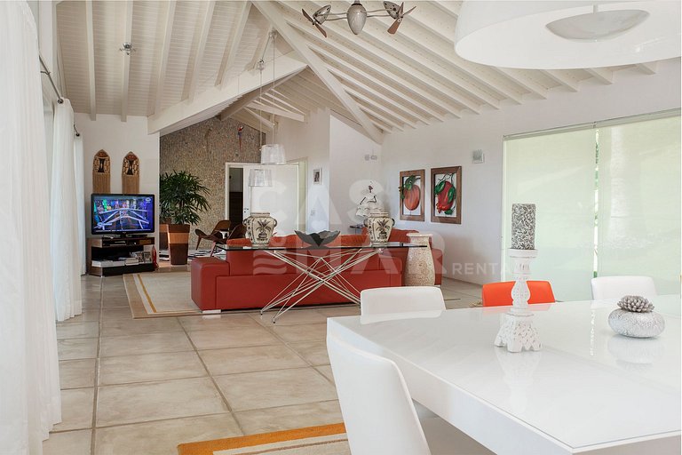 Beautiful villa complete with five suites, in condominium, i
