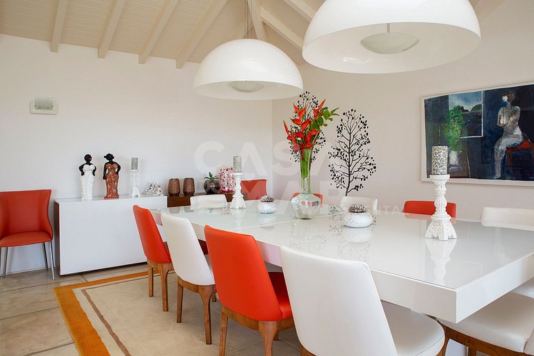 Beautiful villa complete with five suites, in condominium, i