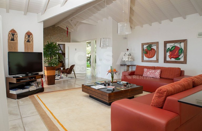 Beautiful villa complete with five suites, in condominium, i