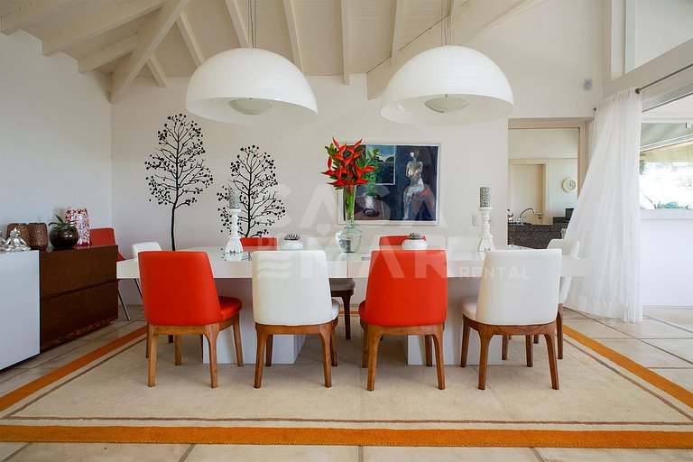 Beautiful villa complete with five suites, in condominium, i