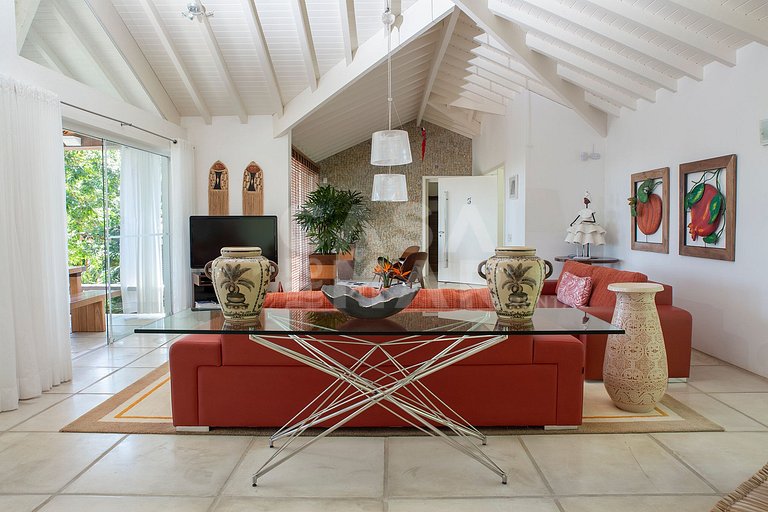 Beautiful villa complete with five suites, in condominium, i