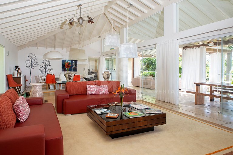 Beautiful villa complete with five suites, in condominium, i
