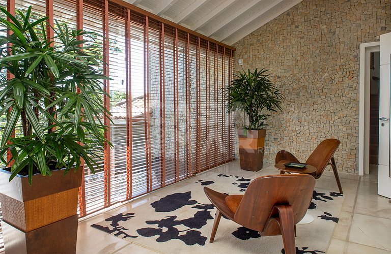 Beautiful villa complete with five suites, in condominium, i